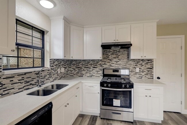 Building Photo - 2606 Hillshire Dr