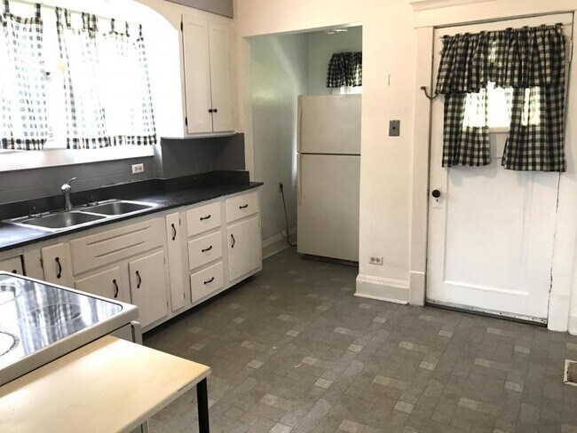 Foto del edificio - 331 Simpson Ave