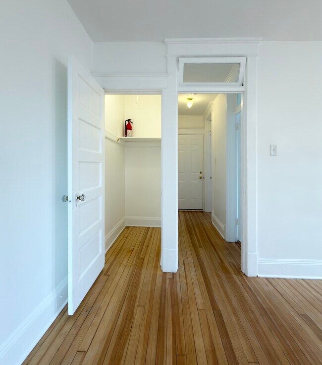 Armario adicional en la sala de estar/pasillo hacia la salida del apartamento. - 1451 Pennsylvania Ave SE