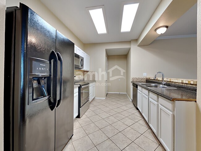 Foto del edificio - 1004 Lake Ridge Dr