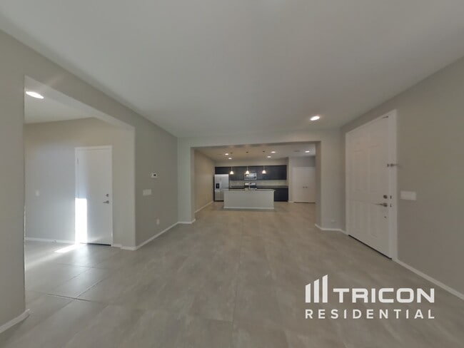 Building Photo - 323 N 56th Pl