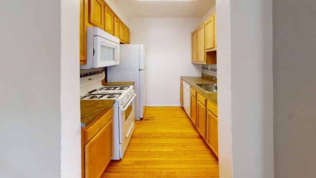 Building Photo - Newly Available Three Bedroom Condo in Col...