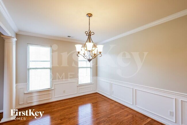 Building Photo - 2072 Shamrock Ln