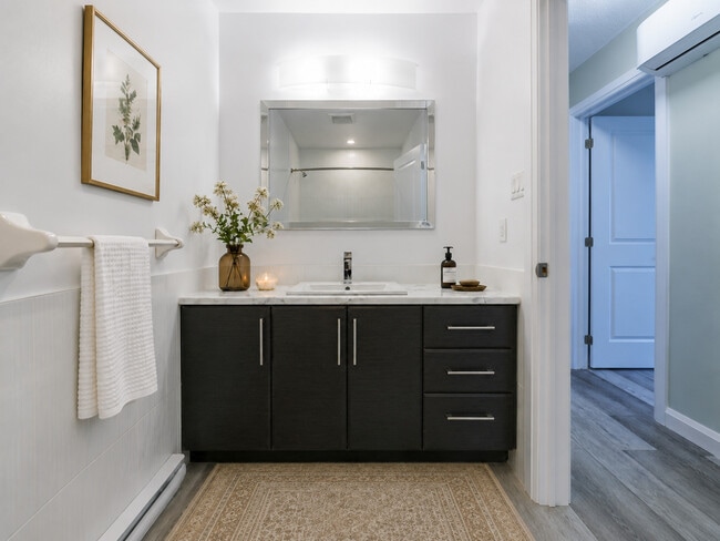 Photo du bâtiment - Townhouses at 889 Chestnut Crescent