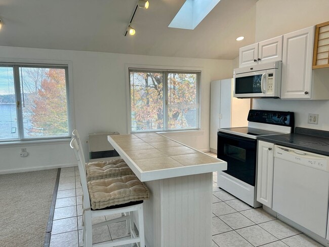 Building Photo - Sunny Updated One Bedroom