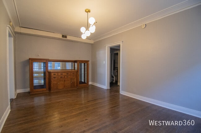 Building Photo - 844 W Lakeside Pl