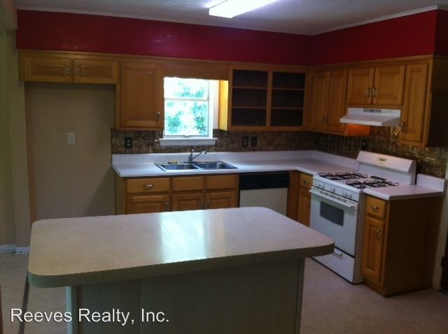 Building Photo - 1213 Oak Ln Cir W