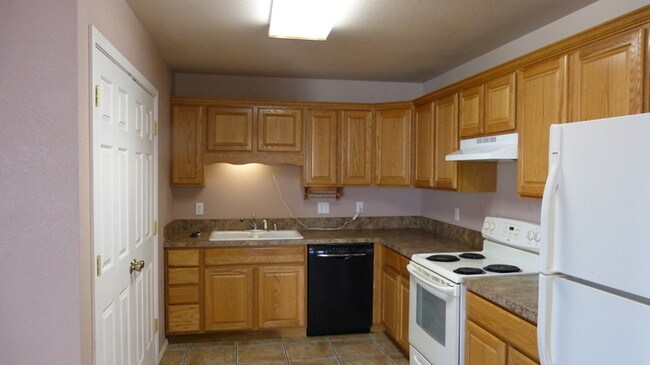 Building Photo - Nice townhouse with garage.