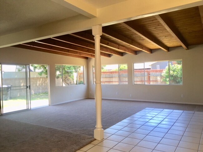 Foto del edificio - 4 Bed 2 Bath Home with Family Room