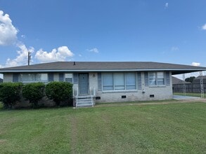 Building Photo - 109 W Ford Ave