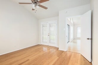 Building Photo - 4930 Shadowdale Dr