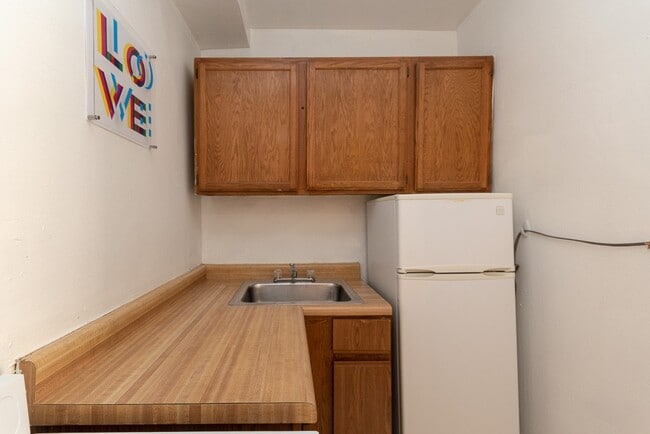 Building Photo - 717 W Belmont Ave