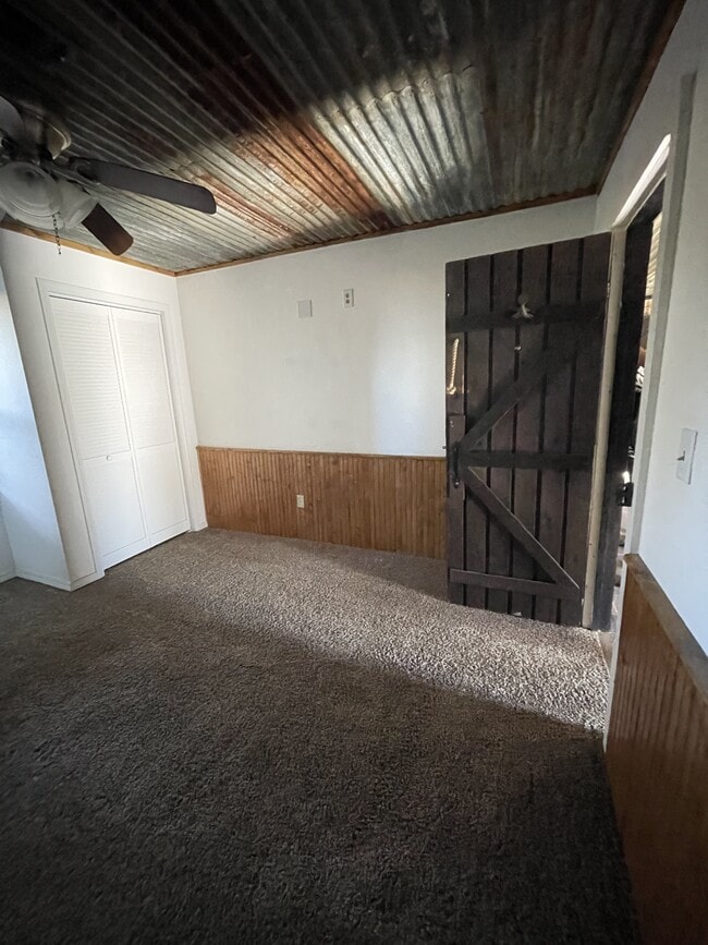 Building Photo - 401 E Krebs Ave
