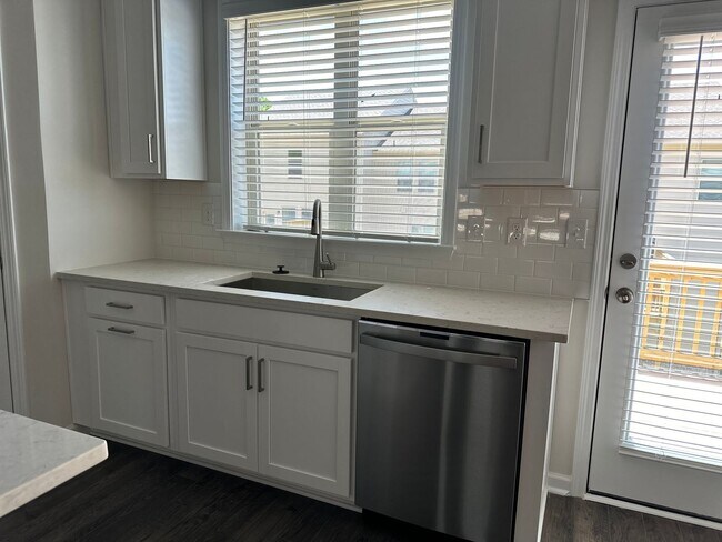 Building Photo - 3 Bedroom Townhome in Marietta