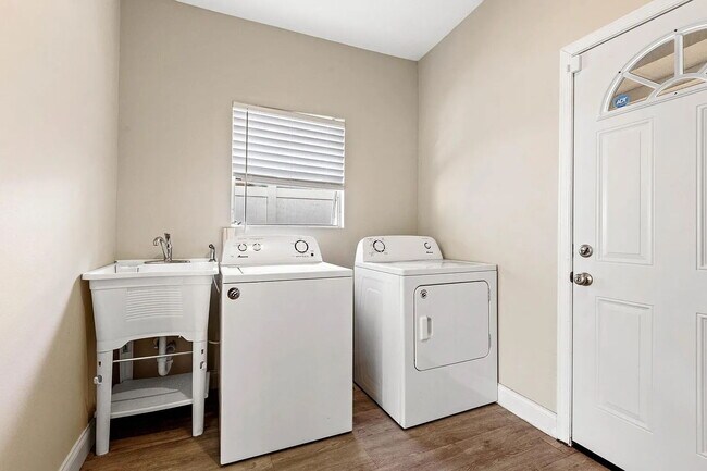 Building Photo - BEAUTIFULLY REMODELED 3-BEDROOM TAMPA HOME | SUNROOM | MODERN INTERIOR