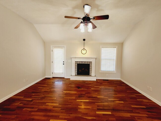 Foto del edificio - 4 Bedrooms in Southwest Springfield / Batt...