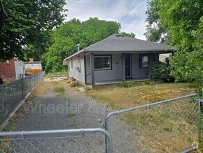 Building Photo - 824 Canyon Rd