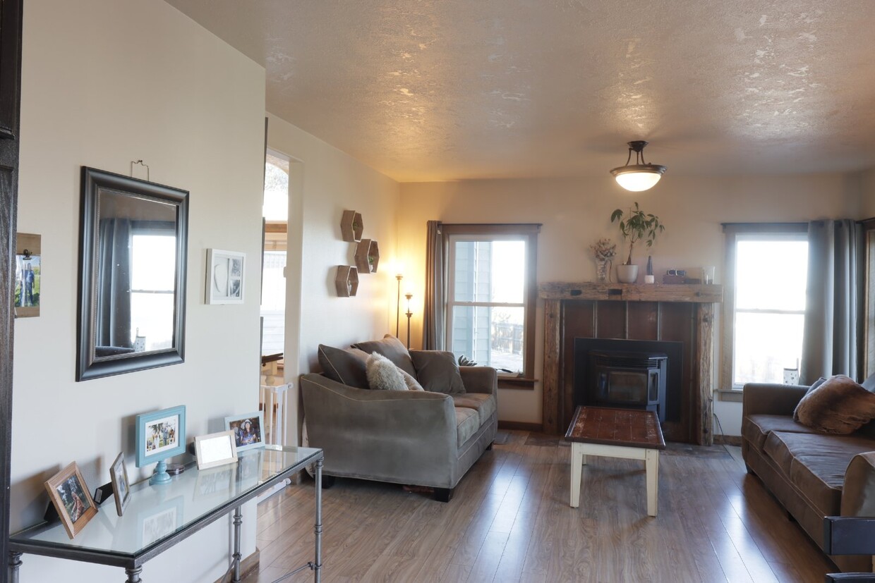 Primary Photo - Charming 3-Bedroom, 2.5-Bathroom Home with...