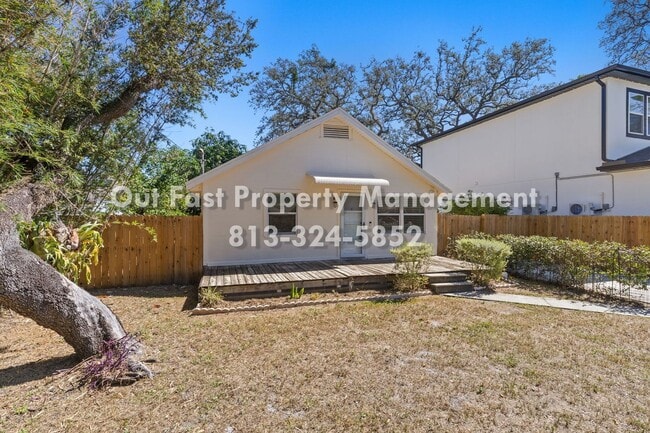 Foto del edificio - Private Yard Living with Recent Upgrades in Central Tampa