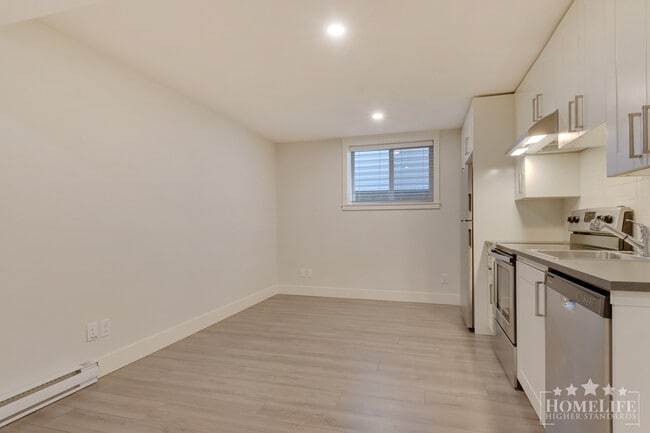 Building Photo - Bright 2 Bed 1 Bath Basement Suite for Rent in South Surrey