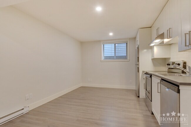 Photo du bâtiment - Bright 2 Bed 1 Bath Basement Suite for Rent in South Surrey