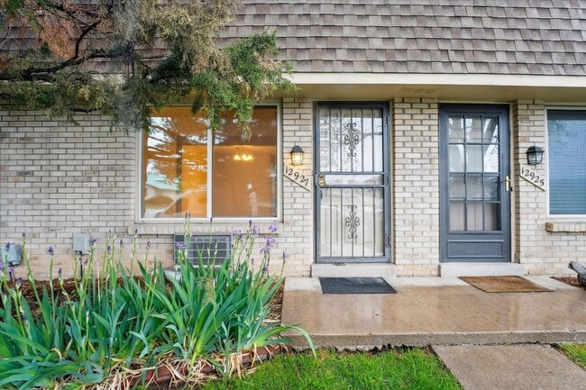 Building Photo - Adorable and Spacious Golden Townhome