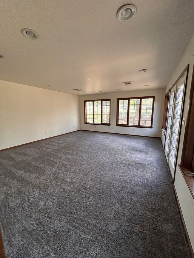 Building Photo - Spacious Ranch Home For Rent In Lititz