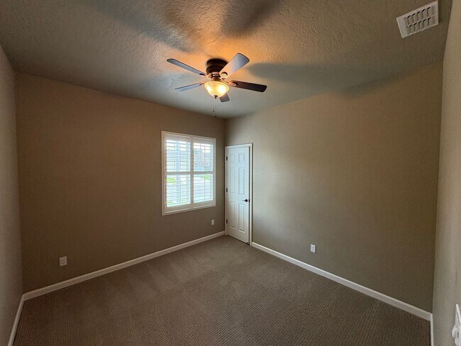 Foto del edificio - SE Visalia home Rent Ready!