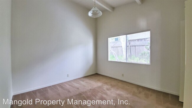 Building Photo - 561-565 Irving Ave