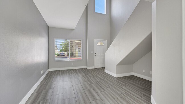 Building Photo - 2 bedroom+loft townhome with attached 2 ca...