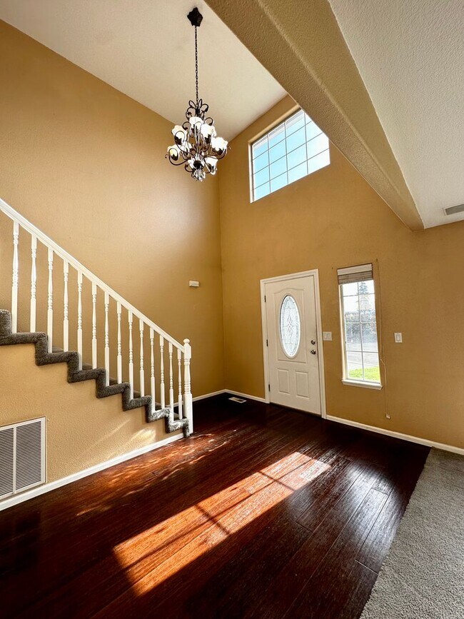 Foto del edificio - Gorgeous 4 Bedroom 2.5 Bath Single Family Home On Private Cul-Du-Sac