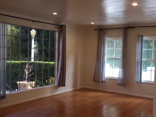 Living Room - 3057 Hollycrest Dr