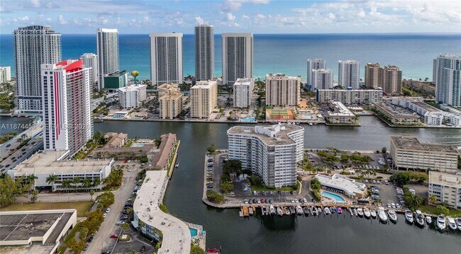 Foto del edificio - 100 Golden Isles Dr