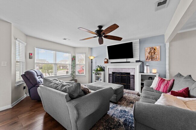 Building Photo - 5845 Glen View Dr