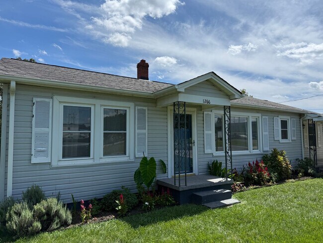 Building Photo - Charming 1950s 3 bed /2 bath Bungalow on S...