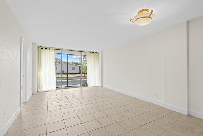 Building Photo - 111 Royal Park Dr