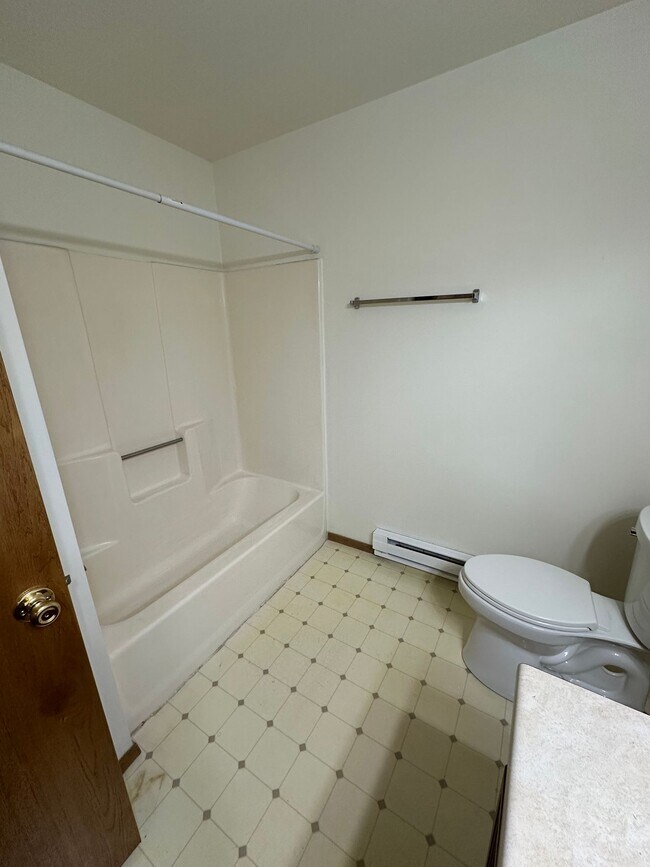 Foto del edificio - $500 Signing bonus off of First Months Rent! 3 bedrooms with 1.5 baths UPDATED townhouse located ...