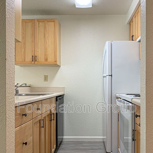 Building Photo - 910 N 104th St
