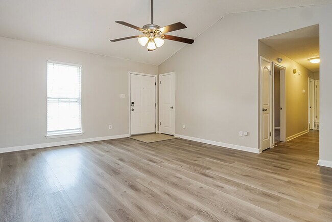 Foto del edificio - 3880 Warrington Dr