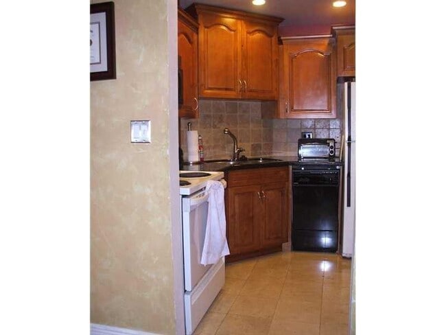 Building Photo - 1021 Crystal Lake Dr