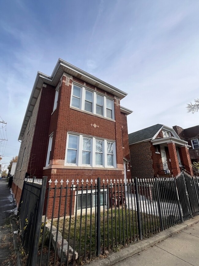 Building Photo - 5115 S California Ave