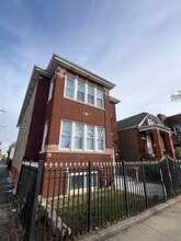 Building Photo - 5115 S California Ave