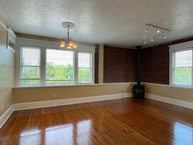 Foto del edificio - Urban DREAM! Spacious 1-Bedroom w/ Exposed Brick, Fireplace, & More in a Hip Location!