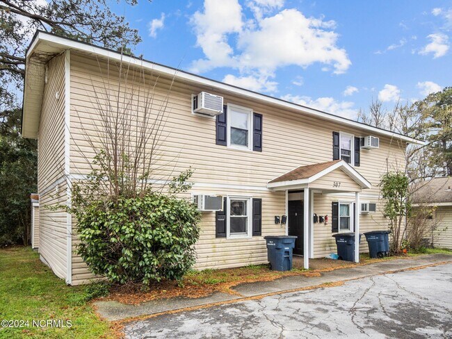 Building Photo - 307 Richlands Ave