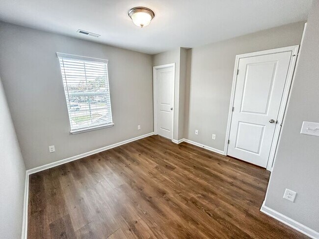 Foto del edificio - 411 Carol Dr