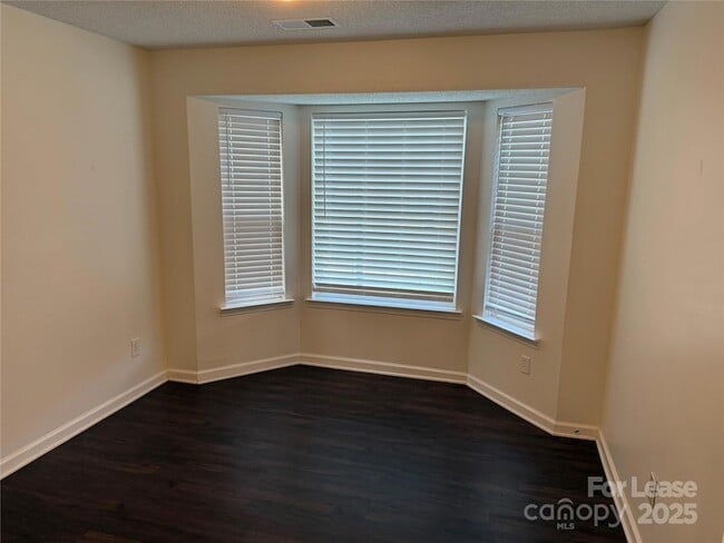 Foto del edificio - 8821 Cameron Spring Rd