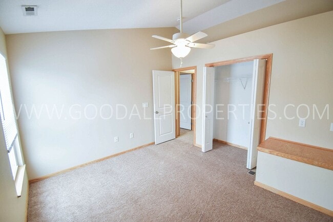 Building Photo - RENT SPECIAL!!! 2 Bedroom 2.5 Bath Townhome in Urbandale with attached two car garage.
