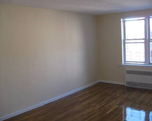 Primary Photo - 20 E Van Cortlandt Ave
