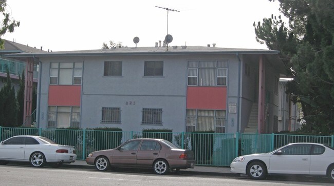Foto del edificio - 821 Centinela Ave