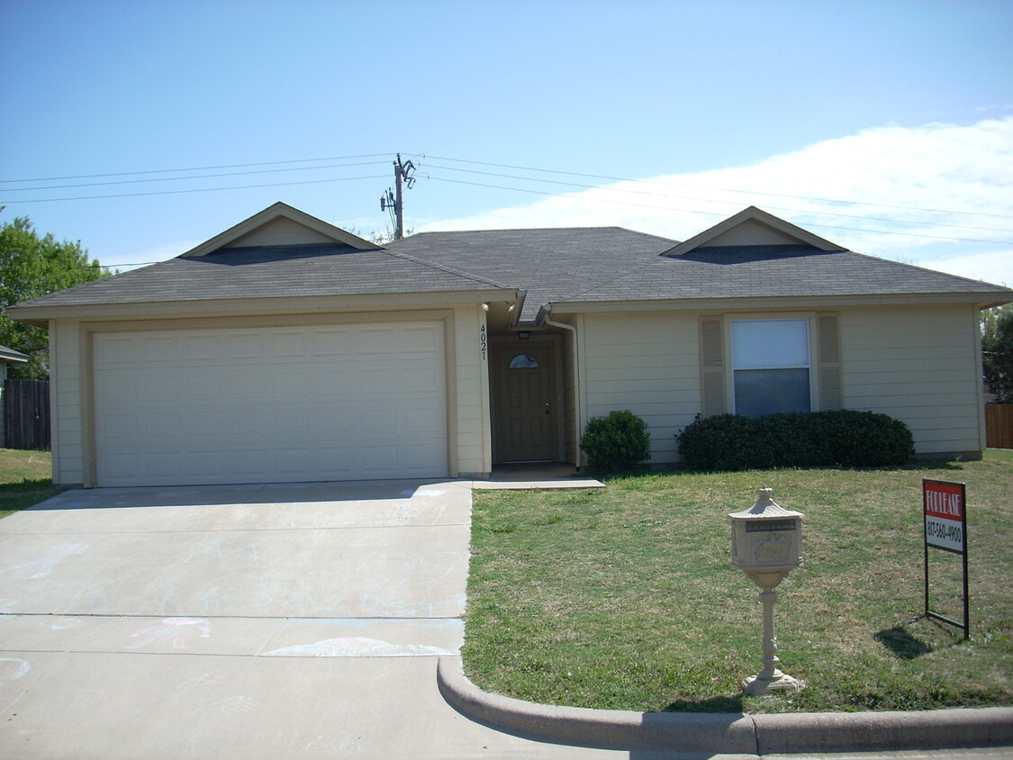 Primary Photo - Very nice 3 bedroom 2 bath 2 car garage in...